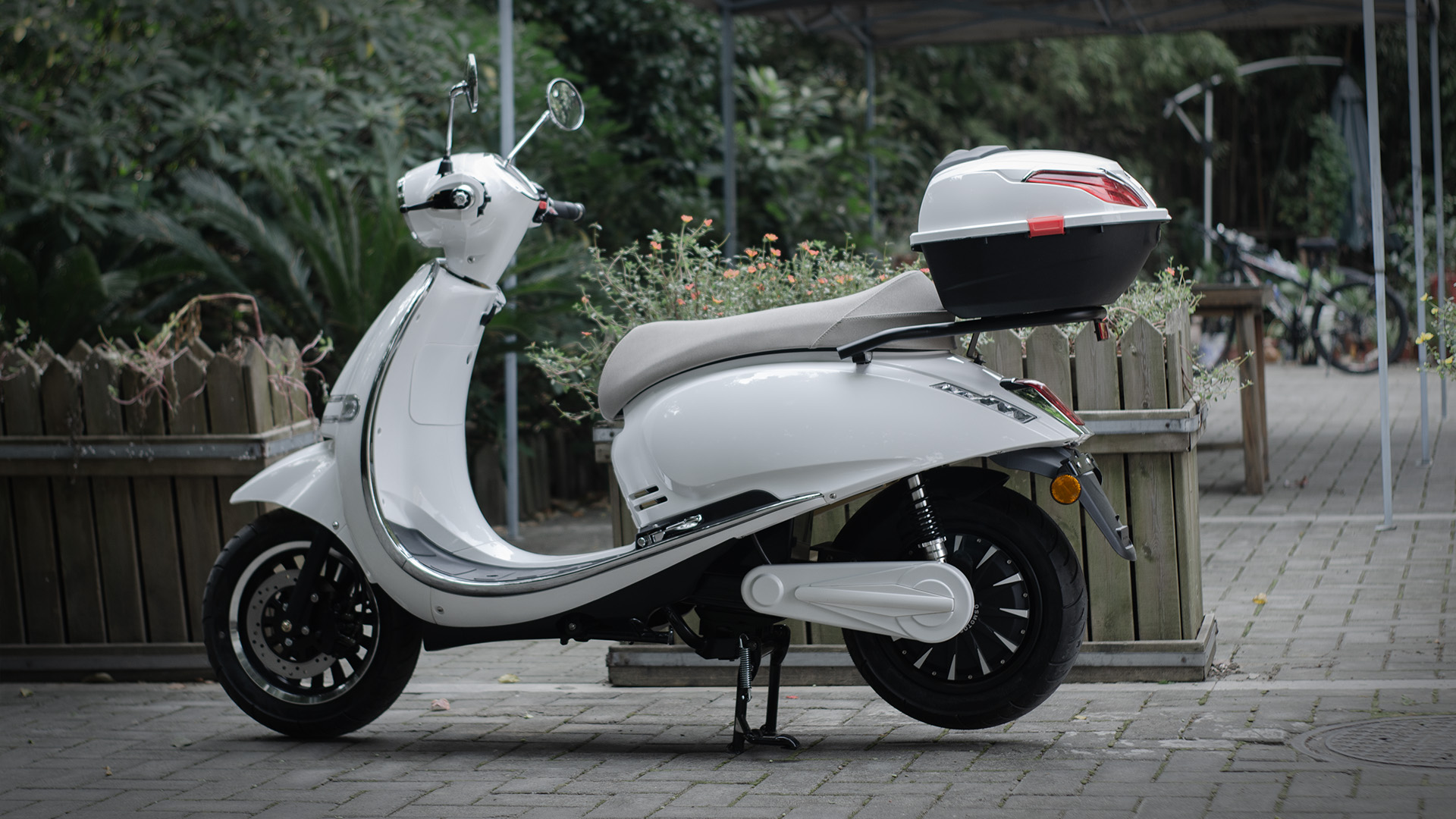 Urban commuter electric scooter